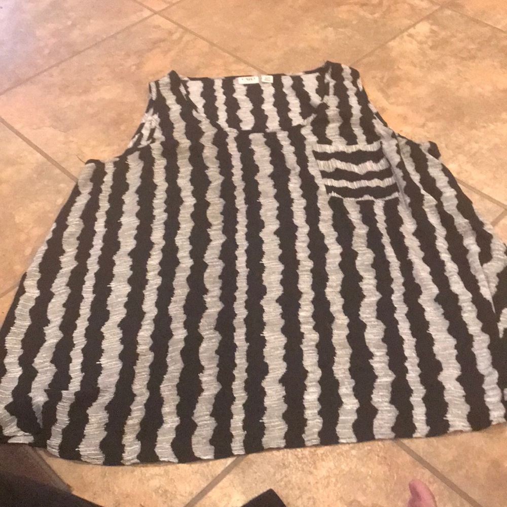 Black an white flowing light weight material.